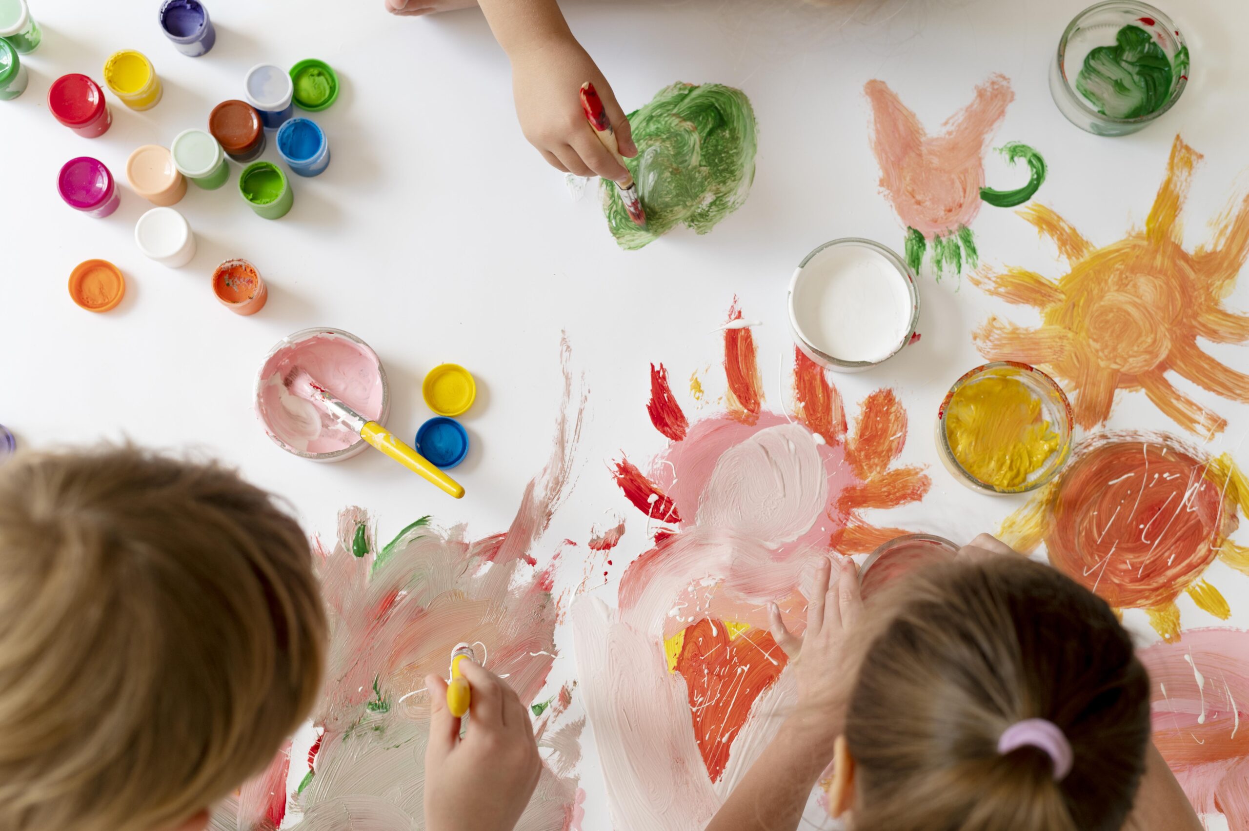 fermez-les-enfants-peignant-avec-des-brosses-ensemble