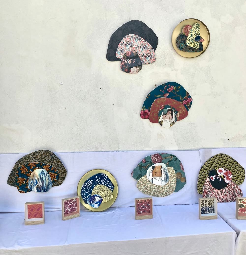 Collages de Julie Athané présentés sur un stand
